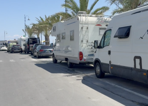 Albenga, sul lungomare, piazza Bolla e via Einaudi sosta solo per auto e moto fino all’11 gennaio Albenga, sul lungomare, piazza Bolla e via Einaudi sosta solo per auto e moto fino all’11 gennaio