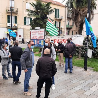 Funivie, presidio dei lavoratori e vertice in Prefettura a Savona. I sindacati: “Vogliamo risposte urgenti dal Ministero, famiglie in attesa di un futuro” (FOTO e VIDEO)
