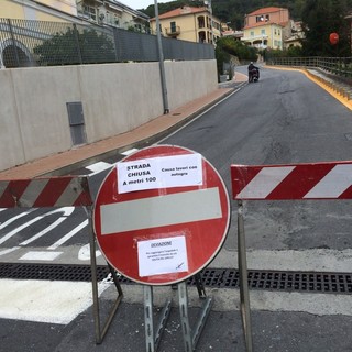 Disagi per un cantiere in via XXV aprile a Finale, la protesta di una residente: "L'amministrazione non ci aveva informato"
