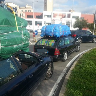 Savona, controlli della polizia locale sui bus in viaggio per le gite scolastiche: sanzionato autista