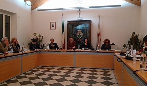 Pietra Ligure, bambino resta intrappolato in ascensore: sospeso per cinque minuti il consiglio comunale Pietra Ligure, bambino resta intrappolato in ascensore: sospeso per cinque minuti il consiglio comunale