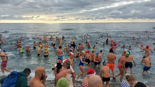 Il Cimento delle Albisole chiama i coraggiosi: iscrizioni prima dell'ingresso in acqua Il Cimento delle Albisole chiama i coraggiosi: iscrizioni prima dell'ingresso in acqua