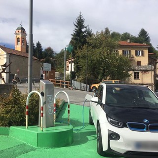 Roccavignale, installata una colonnina per ricaricare auto e moto elettriche (FOTO) Roccavignale, installata una colonnina per ricaricare auto e moto elettriche (FOTO)