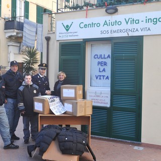 Albenga, la Polizia di Stato con la merce sequestrata aiuta le mamme del CAV-i