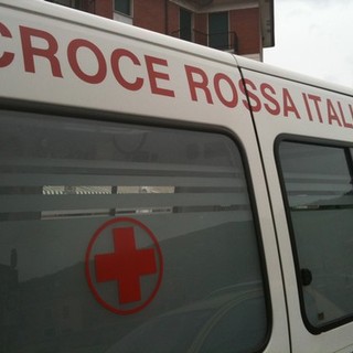 Pietra, donna investita da un'auto e sbalzata nel torrente: codice rosso al Santa Corona