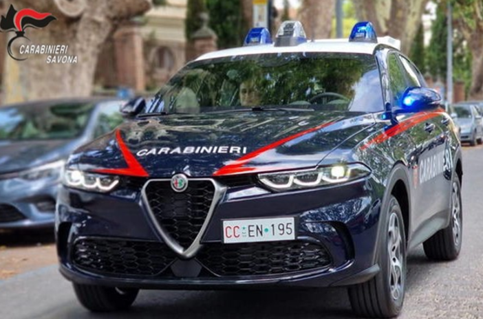 Rubano carte di credito da un'auto e le utilizzano in alcuni negozi: due arresti a Spotorno Rubano carte di credito da un'auto e le utilizzano in alcuni negozi: due arresti a Spotorno