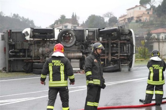 Vezzi: evacuate tre famiglie dopo l'incidente della cisterna carica di Gpl