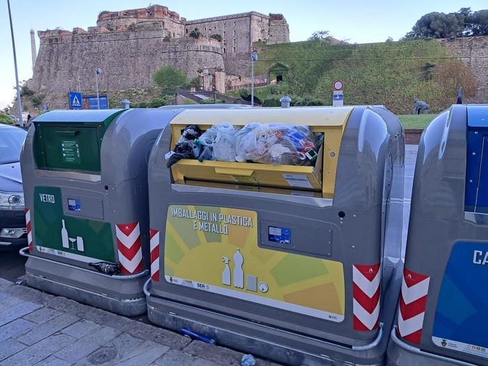 "Savona e la raccolta differenziata: dati critici, difficoltà e proposte per il futuro" "Savona e la raccolta differenziata: dati critici, difficoltà e proposte per il futuro"