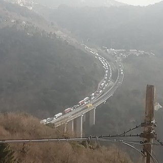 Traffico in tilt sull'A10, anche un'ambulanza imbottigliata Traffico in tilt sull'A10, anche un'ambulanza imbottigliata
