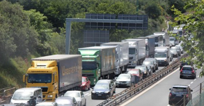 Sciopero autotrasporti, camion fermi fino al 25 aprile per il caro carburante