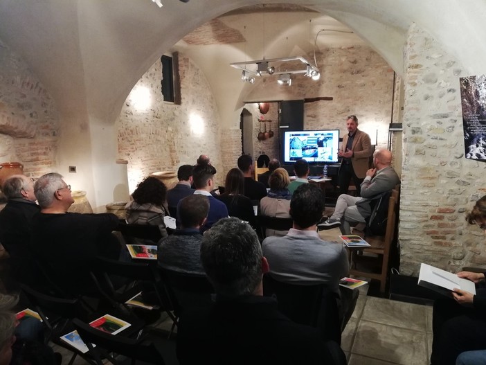 Albenga, una sala affollata per il convegno "Amianto negli edifici pubblici"