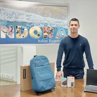 Andora premia i vincitori del bando indetto dal comune, consegnati 12 computer agli studenti universitari meritevoli