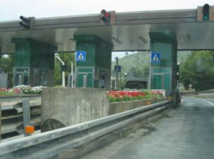 Andora: incidente al casello, auto contro furgone