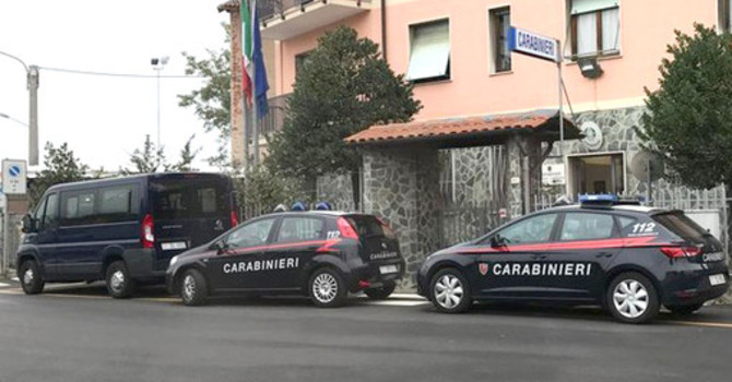 Carcare, minaccia un familiare con un coltello e si scaglia contro i Carabinieri: denunciata 23enne