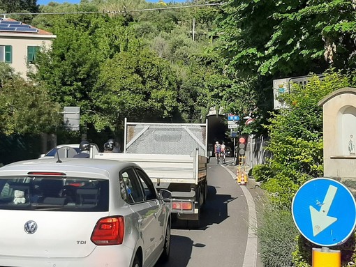 Senso unico alternato e incidente: lunghe code tra Celle e Albisola Senso unico alternato e incidente: lunghe code tra Celle e Albisola