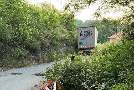 Stella, camionista segue il navigatore e si incastra in una strettoia Stella, camionista segue il navigatore e si incastra in una strettoia