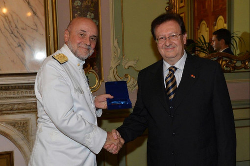 Medaglia commemorativa del navigatore varazzino Malocello al Capo di Stato Maggiore della Difesa Luigi Binelli
