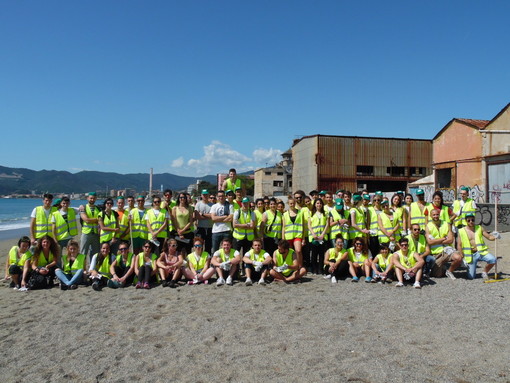 "Let’s Clean Up 2016", gli studenti universitari puliscono il litorale savonese: raccolti mille chili di rifiuti