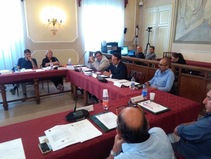 Bilancio consolidato ad Alassio, minoranza attacca: "Alto disavanzo, ma non si abbassano le tasse ai cittadini"