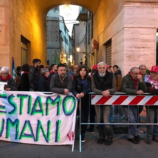 Salvini ad Albenga, i contestatori urlano: "Fascista, m..."