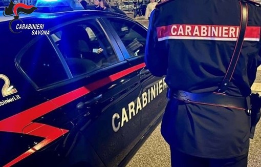 Violenza, minacce e richieste di denaro fino a indebitare la convivente: arrestato a Savona un 39enne