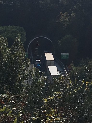 Coda per incidente tra Varazze e Celle in direzione Ventimiglia Coda per incidente tra Varazze e Celle in direzione Ventimiglia
