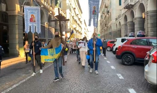 Guerra in Ucraina, corteo della comunità savonese per le vie di Savona: "Abbiamo bisogno di tutti quelli che vogliono la pace"
