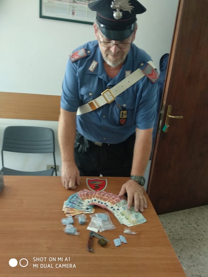 Chetamina, hashish, cocaina e un coltello: i carabinieri di Alassio arrestano 2 torinesi