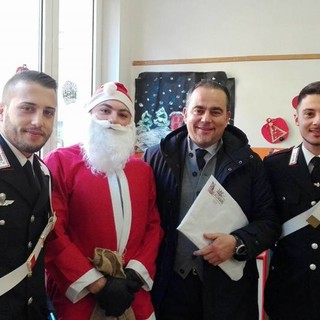 Calizzano, i carabinieri portano auguri e doni ai bambini dell'asilo