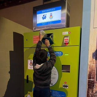 Plastica in cambio di sconti, Dego inaugura il nuovo eco compattatore