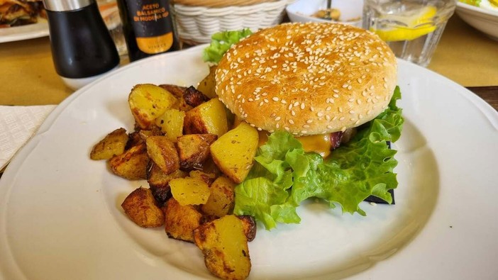 Buon appetito! Oggi, 18 settembre, è il Cheeseburger Day Buon appetito! Oggi, 18 settembre, è il Cheeseburger Day
