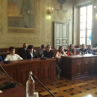 Piccoli amministratori crescono: a Finale Ligure arriva il consiglio comunale dei ragazzi Piccoli amministratori crescono: a Finale Ligure arriva il consiglio comunale dei ragazzi
