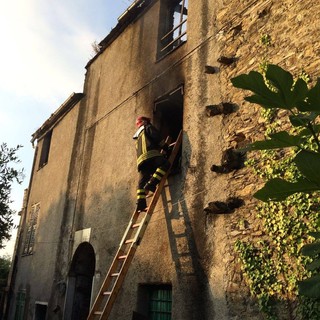 Casa distrutta dalle fiamme a Casanova Lerrone