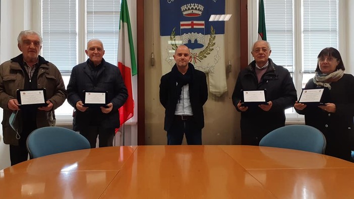 Carcare, visite guidate alla scoperta del "Collegio": il comune consegna una targa di ringraziamento ai volontari