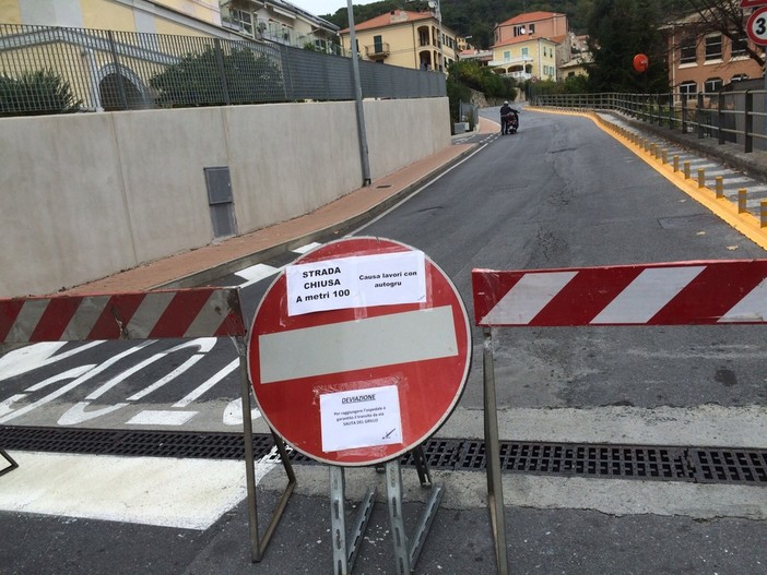 Disagi per un cantiere in via XXV aprile a Finale, la protesta di una residente: "L'amministrazione non ci aveva informato"