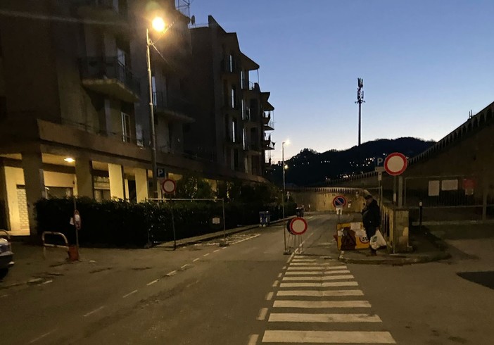 Cantiere ex San Pietro ad Albisola, scatta la chiusura di via Sisto IV: le proteste degli albisolesi Cantiere ex San Pietro ad Albisola, scatta la chiusura di via Sisto IV: le proteste degli albisolesi