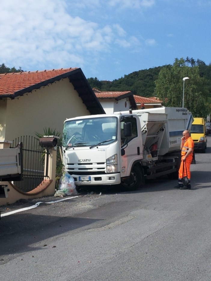 Tovo San Giacomo, cede il freno a mano, camion dei rifiuti abbatte palo della luce e danneggia cancellata