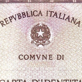 Addio alla carta di identità cartacea: dal 3 agosto 2026 non vale più per l’espatrio