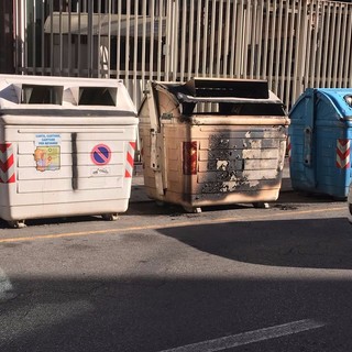 Altri attacchi del piromane di Savona: cinque cassonetti bruciati nel primo pomeriggio