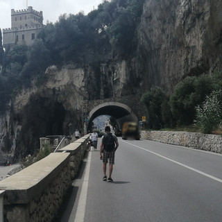 Finale, piloncini sulla passeggiata del Castelletto pericolanti: firmata dal sindaco l'ordinanza per la messa in sicurezza