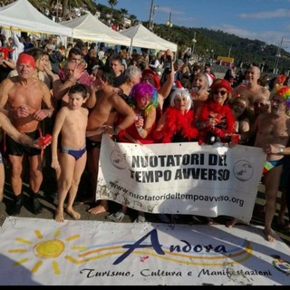 Il primo dell'anno ad Andora il classico appuntamento con il cimento invernale più goliardico del ponente