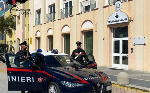 Alla guida di un’auto rubata, oppone resistenza ai carabinieri: arrestato ad Albenga