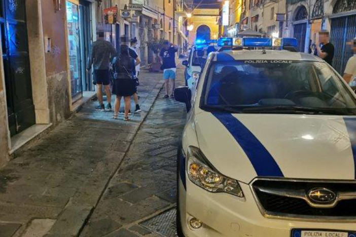 Finale, weekend intenso per la Polizia Locale: cinque multe per consumo di alcolici in area pubblica, sanzionato anche un negozio
