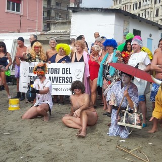 Savona, 77 temerari sfidano il mare alle Fornaci per il cimento invernale (FOTO e VIDEO)