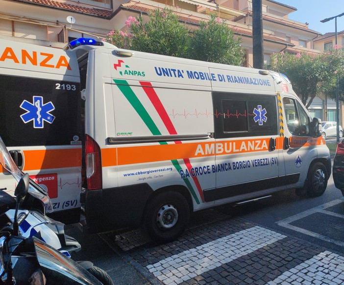 Borgio Verezzi, incidente in via IV Novembre: auto contro pedone che stava attraversando con un passeggino Borgio Verezzi, incidente in via IV Novembre: auto contro pedone che stava attraversando con un passeggino
