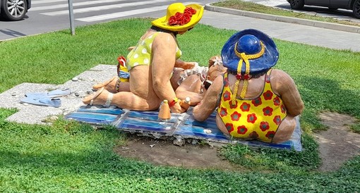 Savona, riparata l''opera artistica Curvy on the Beach", nastro adesivo per saldare la gamba rotta delle statue Savona, riparata l''opera artistica Curvy on the Beach", nastro adesivo per saldare la gamba rotta delle statue