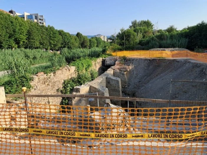 Savona, dai cantieri del ponte di Santa Rita scoperti i resti di una camera affrescata: una variante per proseguire con gli scavi archeologici