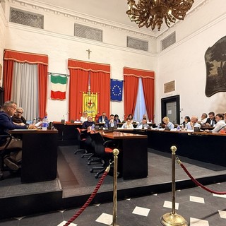 Albenga, via libera del Consiglio: acqua pubblica, opere strategiche e la cittadinanza onoraria a Pertini