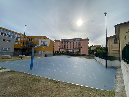 Andora, campo da basket delle scuole aperto ai cittadini Andora, campo da basket delle scuole aperto ai cittadini
