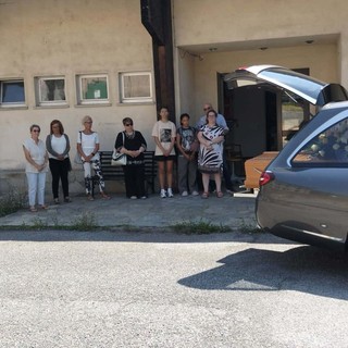 Cengio, il commosso saluto delle volontarie a Franco Icardi davanti alla biblioteca (FOTO)